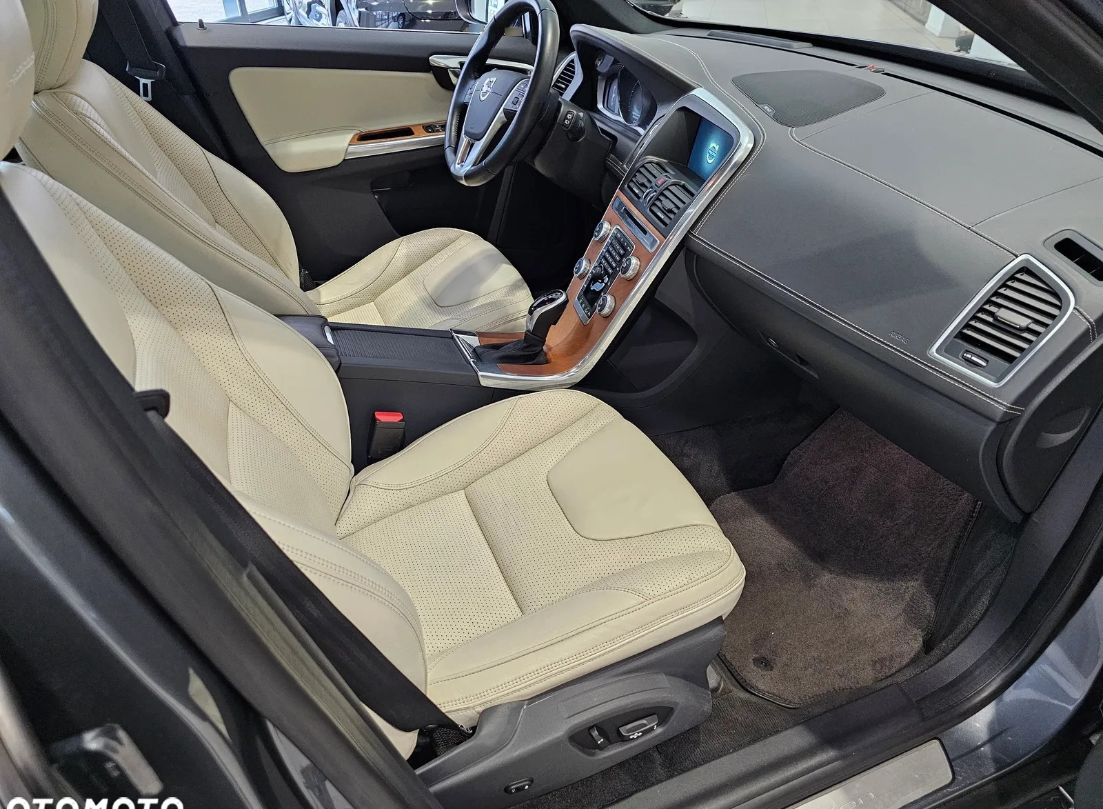 Volvo XC 60 cena 135900 przebieg: 156000, rok produkcji 2017 z Stryków małe 466